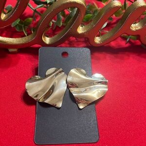 Beautiful gold tone heart earring